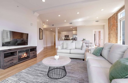Arts/Warehouse District Casa | Roami at The Churchill | 3 Bedroom w/Balcony