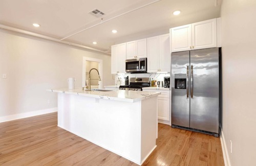 Arts/Warehouse District Casa | Roami at The Churchill | 3 Bedroom w/Balcony