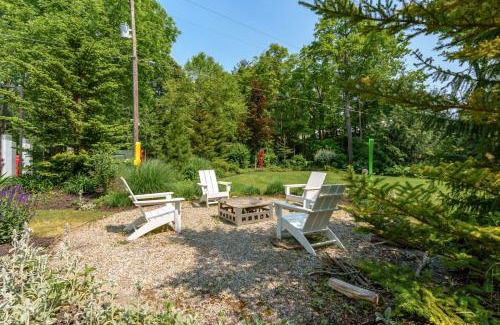 Saugatuck Casa | Roan & Black - Dog Friendly - Above one of the best contemporary galleries in West Michigan