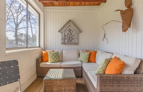 Saugatuck Casa | Roan & Black - Dog Friendly - Above one of the best contemporary galleries in West Michigan