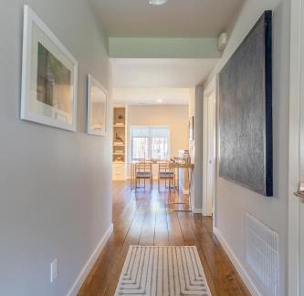 Saugatuck Casa | Roan & Black - Dog Friendly - Above one of the best contemporary galleries in West Michigan
