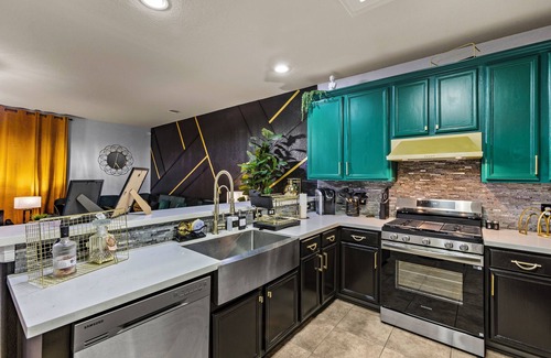 Northeast Houston Casa | Roaring 1920s Gatsby Manor with Large Pickleball & Secret Speakeasy Room