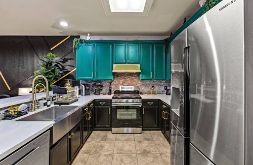Northeast Houston Casa | Roaring 1920s Gatsby Manor with Large Pickleball & Secret Speakeasy Room