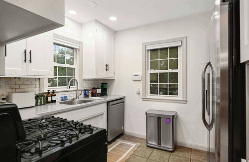 Southwest Minneapolis Casa | Robbin's Nest | Linden Hills | Walk to Creek Trail