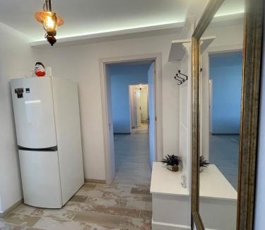 Ploiesti Apartamento | Robert's White Apartment