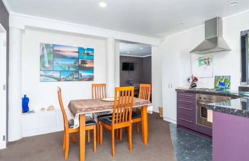 Raglan Apartamento | Roberts St - Apartment (Downstairs) - 2BR 1Bath-2 bedroom holiday home