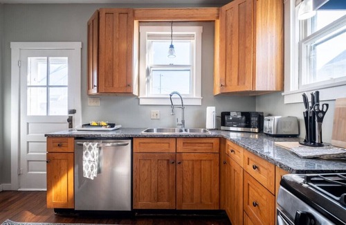 Columbus Casa | Robin's Egg ~ Private Downtown, Pet-Friendly Gem