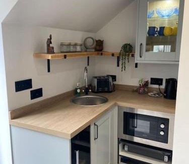 King's Bromley Casa | Robin's Nest - a self contained detached annex with sky sports & movies