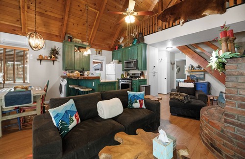 Big Bear City Chalet De Esquí | Robinhood's Retreat- walk2go karts- EVcharger- AC-minutes to resorts-dogs ok