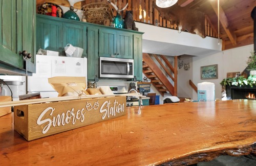 Big Bear City Chalet De Esquí | Robinhood's Retreat- walk2go karts- EVcharger- AC-minutes to resorts-dogs ok