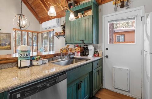 Big Bear City Chalet De Esquí | Robinhood's Retreat- walk2go karts- EVcharger- AC-minutes to resorts-dogs ok
