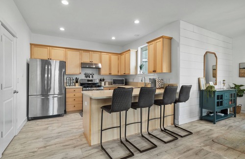 Old Farm District Casa | Fam-Friendly| Hot-tub | 30min to MT Bachelor
