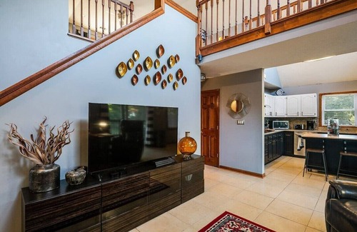 Utica Casa | Rock and Roll River House