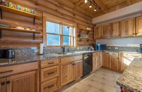 Fairview Cabina | Rock Garden Roost | Stunning Mountain Views, Hot Tub, Game Room & Fire Pit!