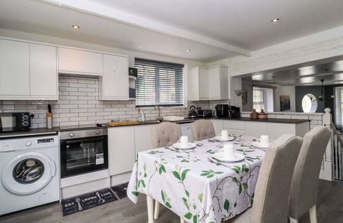 Ogden Casa | ROCK HOLLOW, with a garden in Halifax
