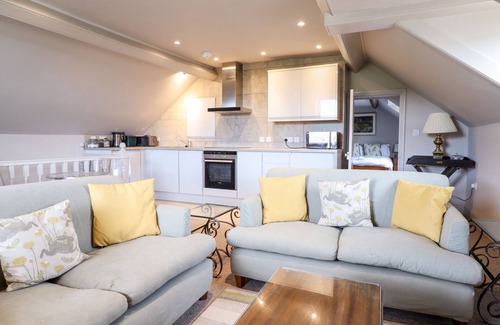 Newtown Cabaña | ROCK HOUSE APARTMENT, romantic, character holiday cottage in Newtown