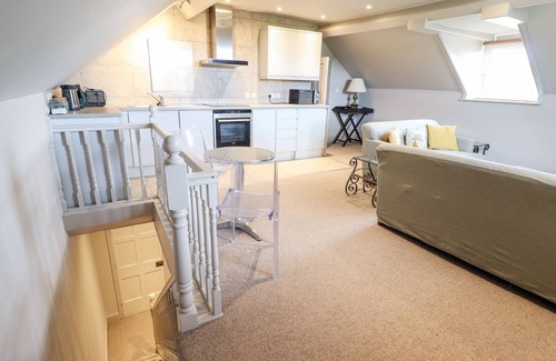 Newtown Cabaña | ROCK HOUSE APARTMENT, romantic, character holiday cottage in Newtown