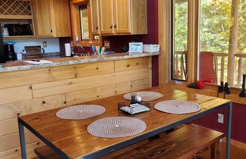 Loretto Casa | Rock Lake Retreat: A Cozy Lakeside Getaway Wrapped in Autumn Beauty