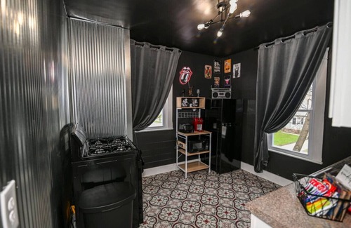 Cleveland Apartamento | Rock 'n' Roll Duplex | Themed | Sleeps 10