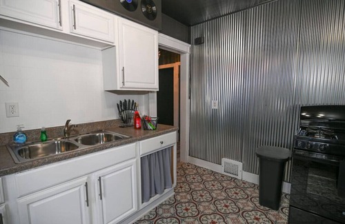 Cleveland Apartamento | Rock 'n' Roll Duplex | Themed | Sleeps 10