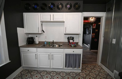 Cleveland Apartamento | Rock 'n' Roll Duplex | Themed | Sleeps 10
