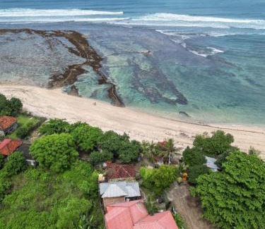 Hu'u Casa | Rock Pool Homestay