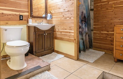 Medicine Park Cabina | Rock & Roll Room- Perfect for a Couple ready to paint the town in Medicine Park