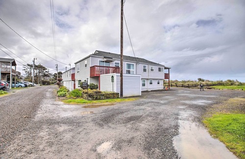 Rockaway Beach Apartamento | Rockaway Beach Condo - Beach Access Nearby!
