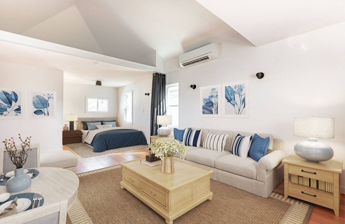 Queens Apartamento | Rockaway Beach Loft! Coastal Farmhouse 2nd FLR APT high vaulted ceilings!