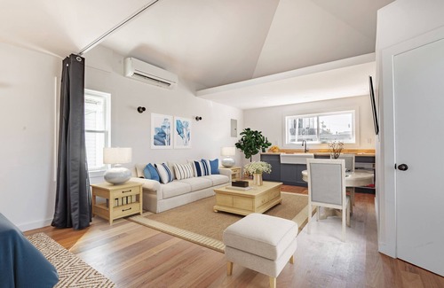 Queens Apartamento | Rockaway Beach Loft! Coastal Farmhouse 2nd FLR APT high vaulted ceilings!
