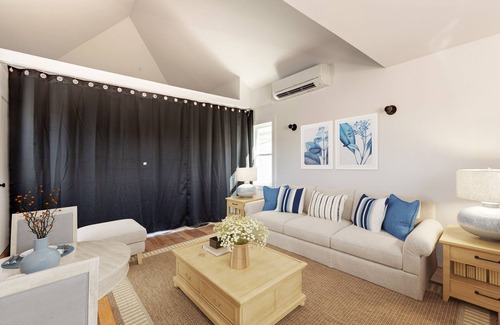 Queens Apartamento | Rockaway Beach Loft! Coastal Farmhouse 2nd FLR APT high vaulted ceilings!