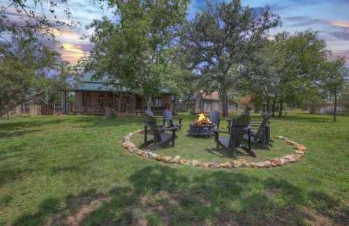 Fredericksburg Casa | Rocking Ox Gasthaus and Barn Cabin