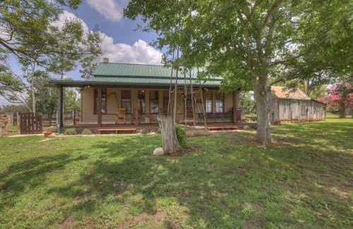 Fredericksburg Casa | Rocking Ox Gasthaus and Barn Cabin