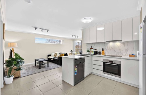 Rockingham Apartamento | Rockingham 2BR Escape with Private Balcony