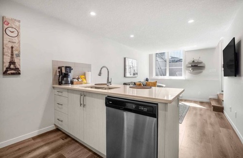 Keith Apartamento | Rockland Oasis: 1BR + Parking. Your private, contemporary and serene getaway.
