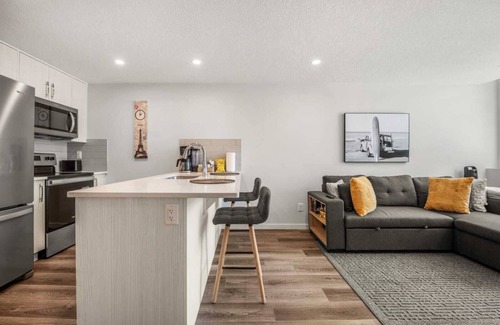 Keith Apartamento | Rockland Oasis: 1BR + Parking. Your private, contemporary and serene getaway.