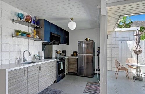 Twin Palms Condominio | Rock’s Retreat - Historic Mid-Century Getaway in Twin Palms Neighborhood