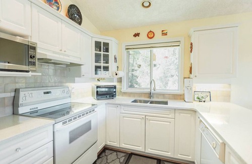 North Cowichan Casa | Rockwood Terrace: 55 + Ideal for Extended Stays