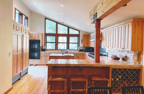 Alpine Meadows Cabina | Rocky Alpine Lodge | Game Room, Mountain Views & Hot Tub!