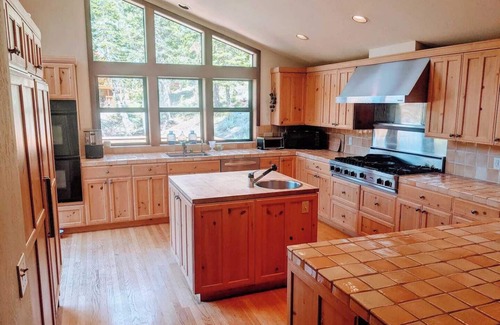 Alpine Meadows Cabina | Rocky Alpine Lodge | Game Room, Mountain Views & Hot Tub!