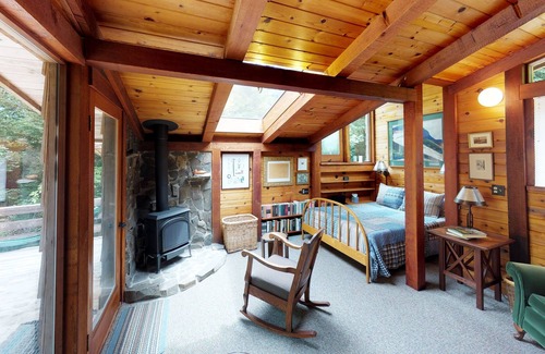 Jacoby Creek Cabina | Cabaña Rocky Creek ~ ¡Un tranquilo retiro arbolado con sauna personalizada!
