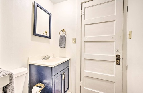 Rocky Mount Cabina | NUEVO-Chic Rocky Mount Home w / Deck-Walk to Boat Ramp
