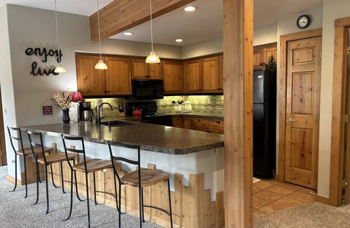 Old Town Condominio | Rocky Mountain Retreat: Steps to Slopes, Hot Tub, Spectacular Views!