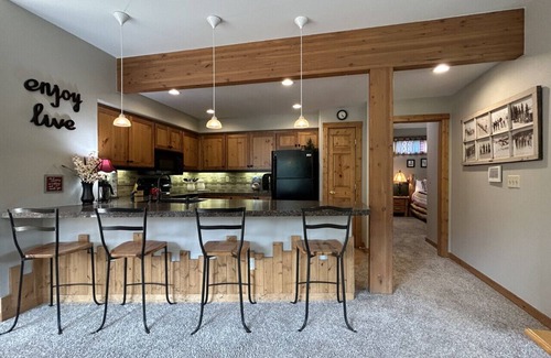 Old Town Condominio | Rocky Mountain Retreat: Steps to Slopes, Hot Tub, Spectacular Views!