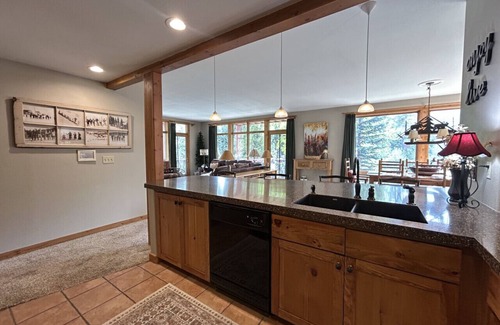 Old Town Condominio | Rocky Mountain Retreat: Steps to Slopes, Hot Tub, Spectacular Views!