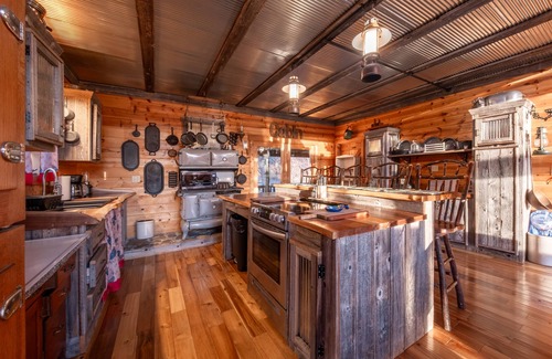 Elkins Cabina | Rocky Mt Lodge - Hot tub, Firepit, Fishing, Floating, Large Mountian Getaway