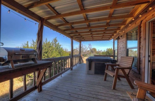 Fredericksburg Cabina | Rocky Ridge Cedar Cabin With Hot Tub & Amazing Views