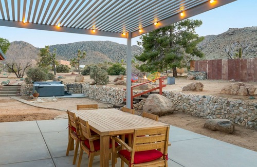 Joshua Tree Highlands Casa | 🌵 Rocky Ridge Retreat - Cozy & Colorful Home in Joshua Tree w/Hot Tub, Fire Pit & BBQ 🌵