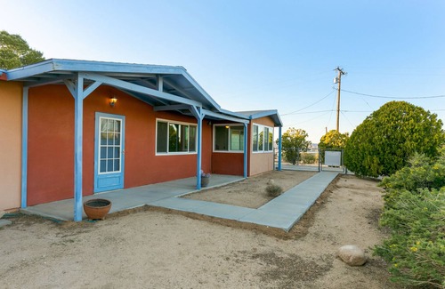 Joshua Tree Highlands Casa | 🌵 Rocky Ridge Retreat - Cozy & Colorful Home in Joshua Tree w/Hot Tub, Fire Pit & BBQ 🌵