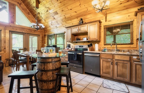 Hemlock Hills Cabina | Rocky Top Sports Gatlinburg-Hot Tub-Air Hockey-Foosball-Pool Table!!
